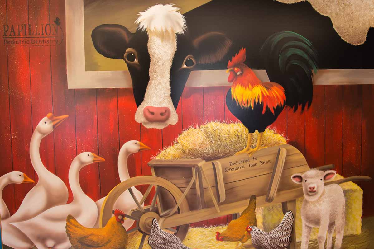 Mural con tema de granja cerca de las áreas de tratamiento