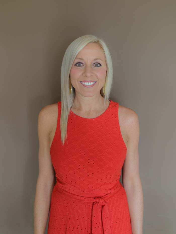 Dra. Jane Bennett sonriendo con un vestido rojo